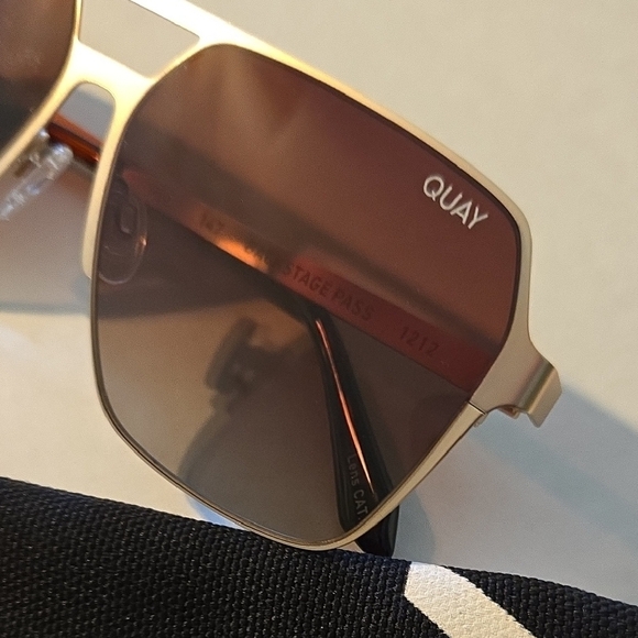 Quay Backstage Pass Sunglasses - Picture 6 of 6